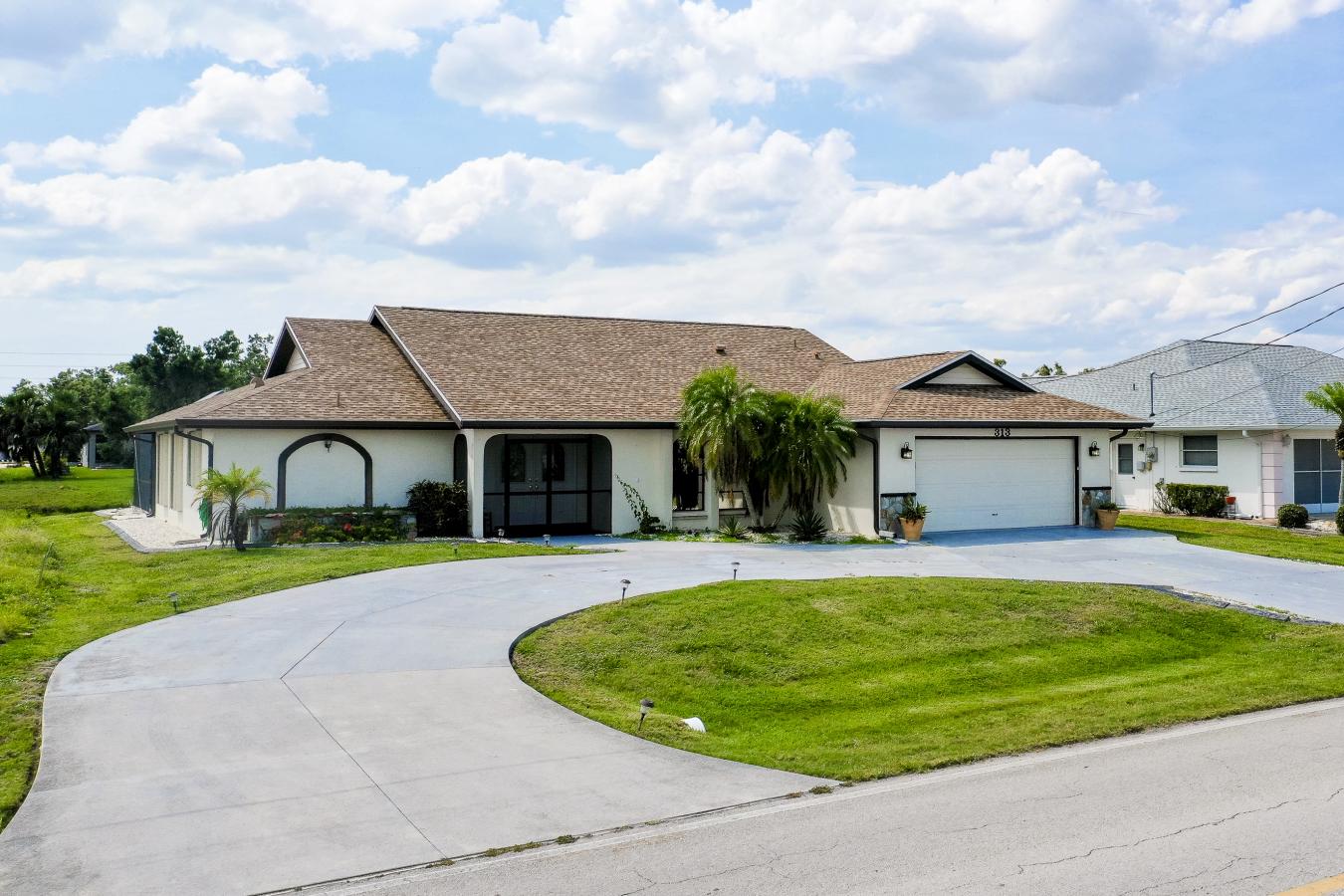 Beautiful single family pool home with brand new screened in lanai in – image 1