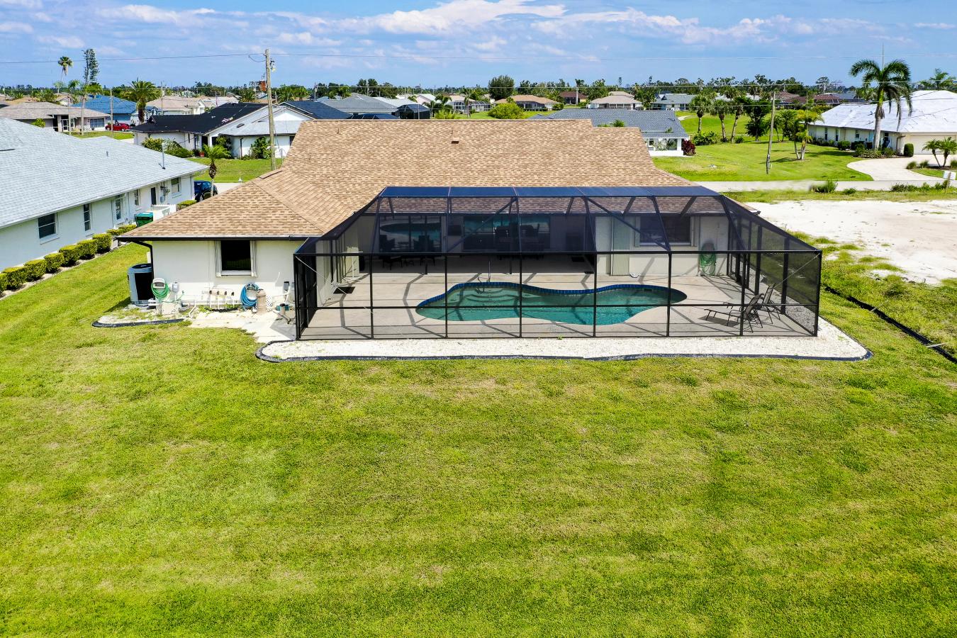 Beautiful single family pool home with brand new screened in lanai in – image 2