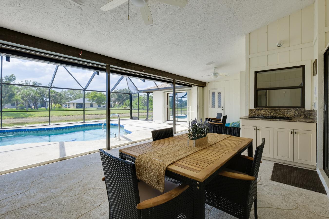 Beautiful single family pool home with brand new screened in lanai in – image 9