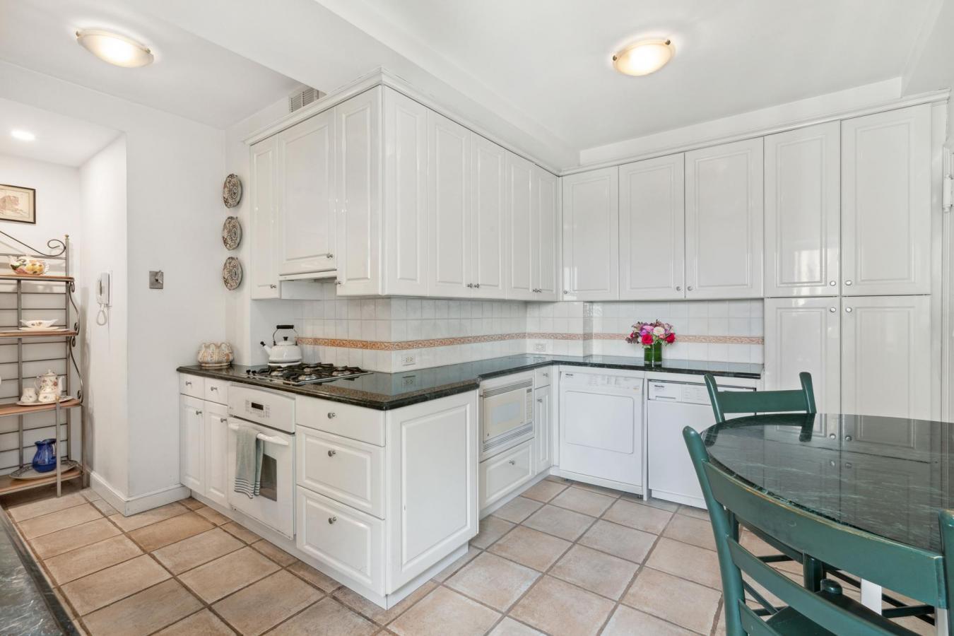 515 W End Avenue, New York, New York, 10024, United States, 3 Bedrooms Bedrooms, ,2 BathroomsBathrooms,Residential,For Sale,515 W End Avenue,1341621