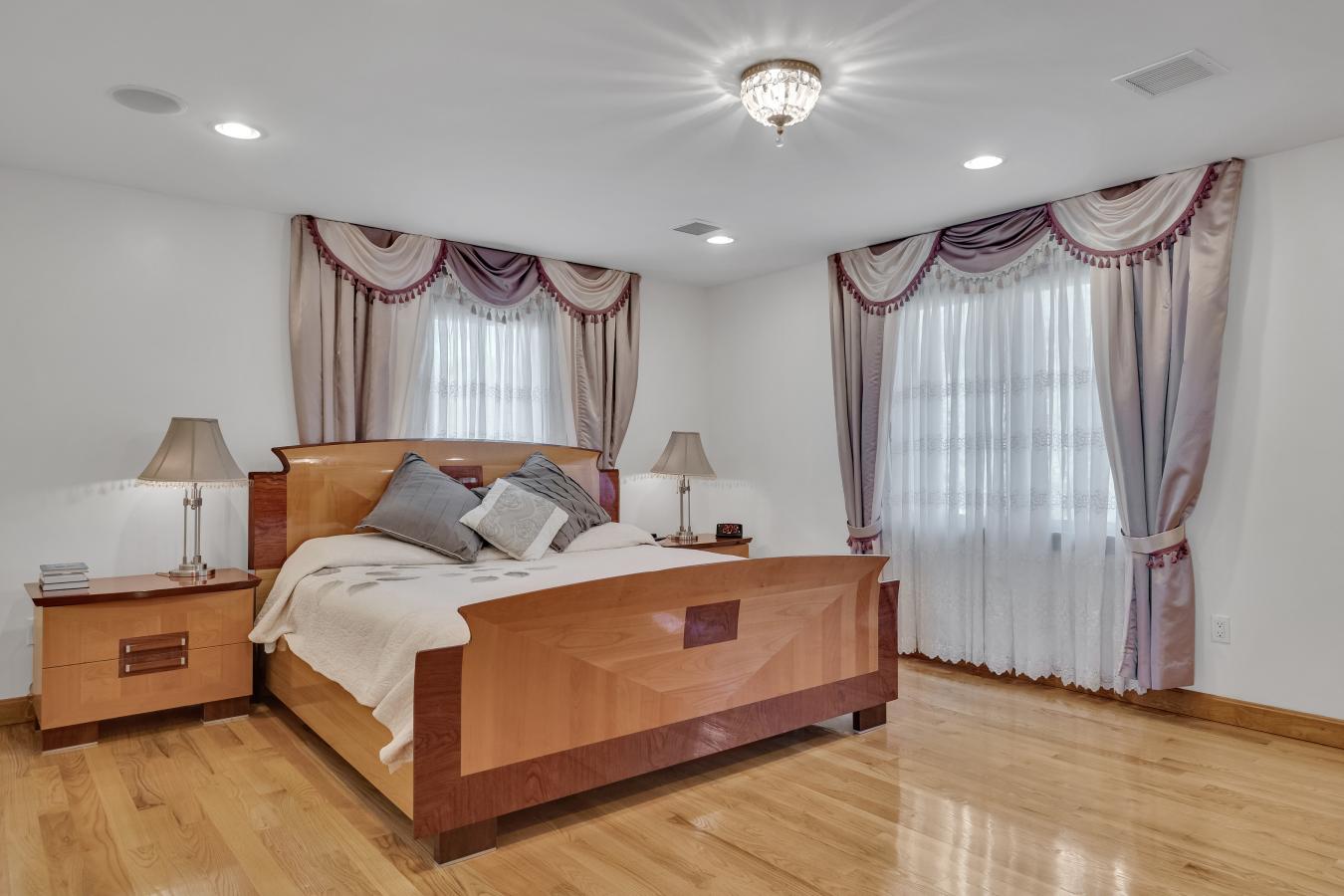 40 Oak Street, Stoneham, Massachusetts, 02180, United States, 4 Bedrooms Bedrooms, ,5 BathroomsBathrooms,Residential,For Sale,40 Oak Street,1364127