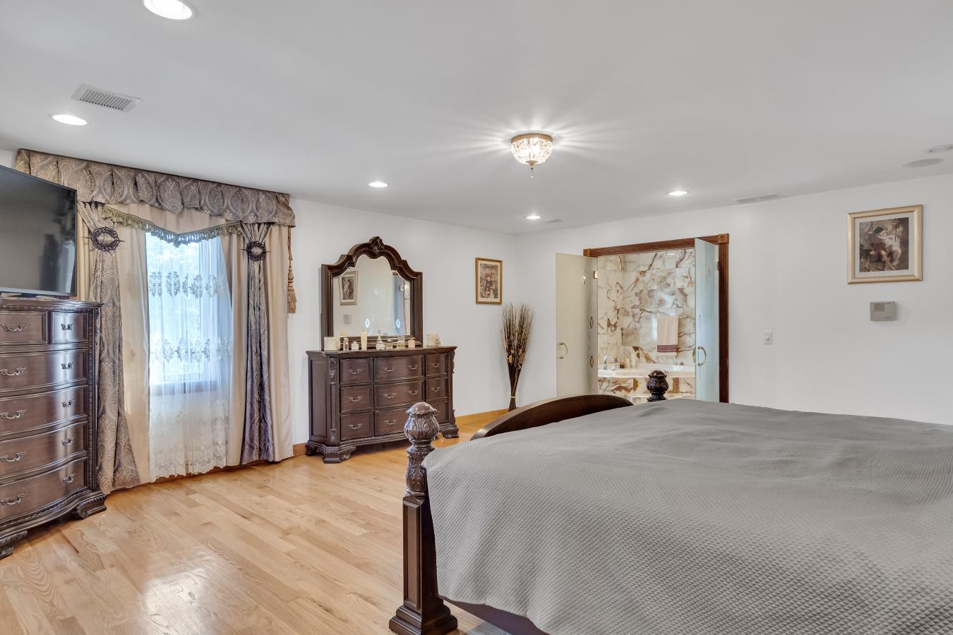 40 Oak Street, Stoneham, Massachusetts, 02180, United States, 4 Bedrooms Bedrooms, ,5 BathroomsBathrooms,Residential,For Sale,40 Oak Street,1364127