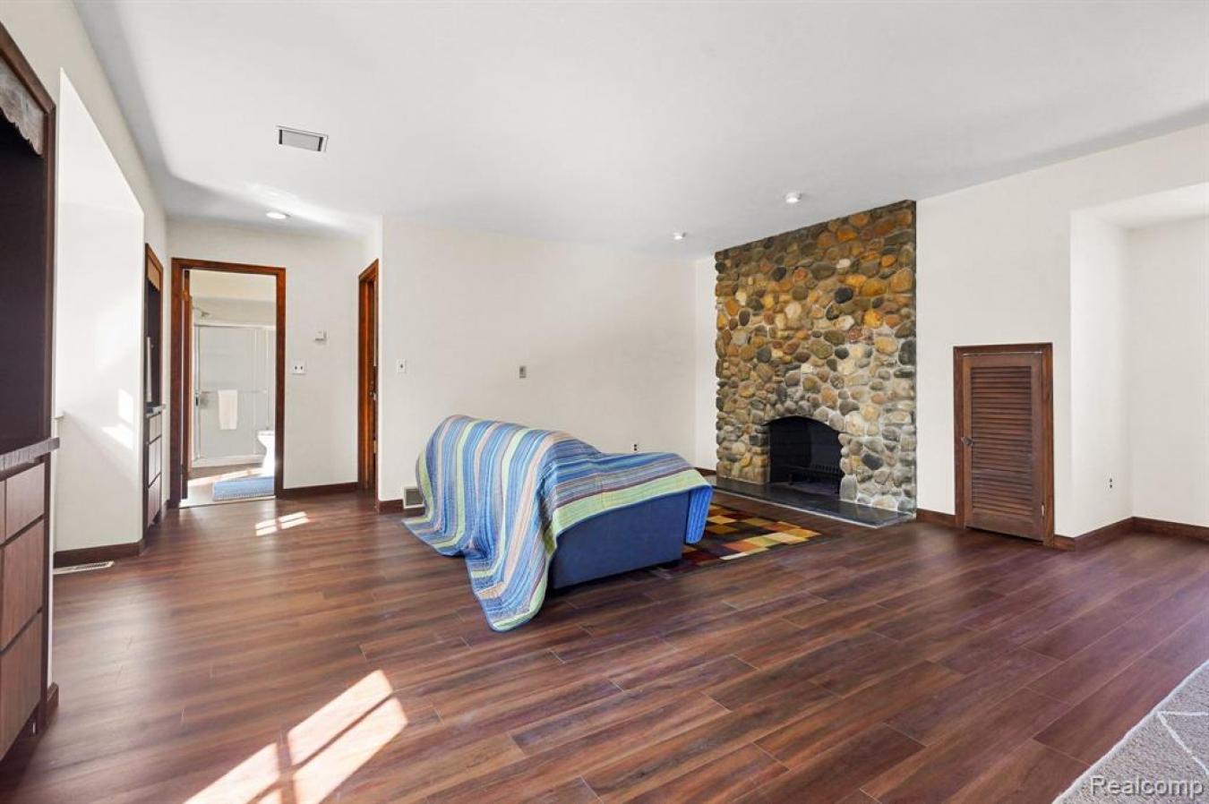 6890 Commerce Road, West Bloomfield Twp, MI, 48324, United States, 6 Bedrooms Bedrooms, ,4 BathroomsBathrooms,Residential,For Sale,6890 Commerce Road,1377207