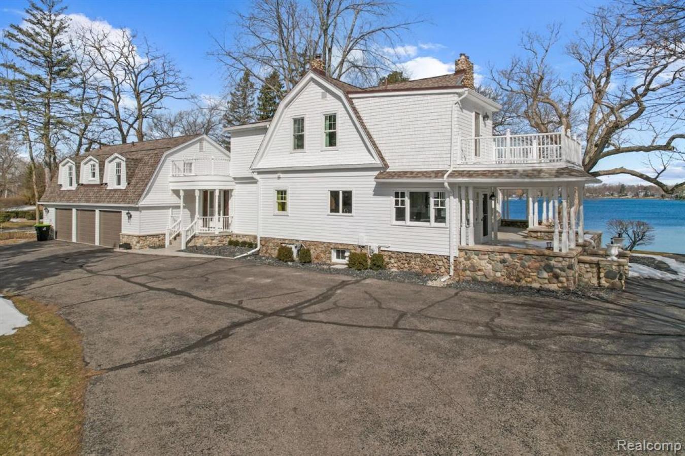 6890 Commerce Road, West Bloomfield Twp, MI, 48324, United States, 6 Bedrooms Bedrooms, ,4 BathroomsBathrooms,Residential,For Sale,6890 Commerce Road,1377207