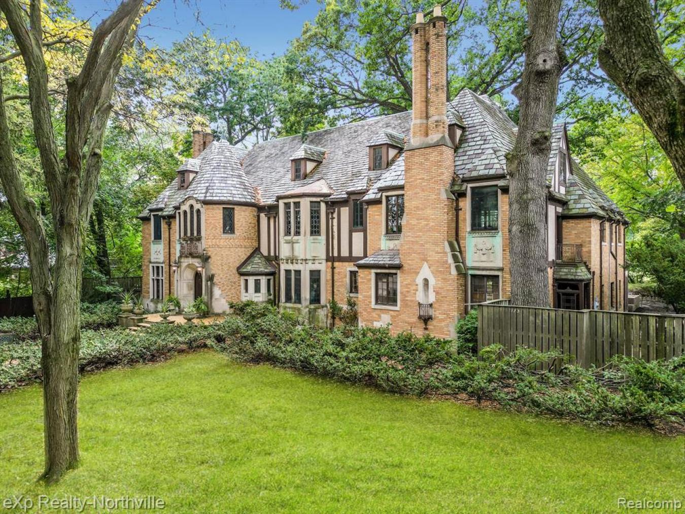 17325 Pontchartrain Boulevard, Detroit, Michigan, 48203, United States, 7 Bedrooms Bedrooms, ,4 BathroomsBathrooms,Residential,For Sale,17325 Pontchartrain Boulevard,1381183