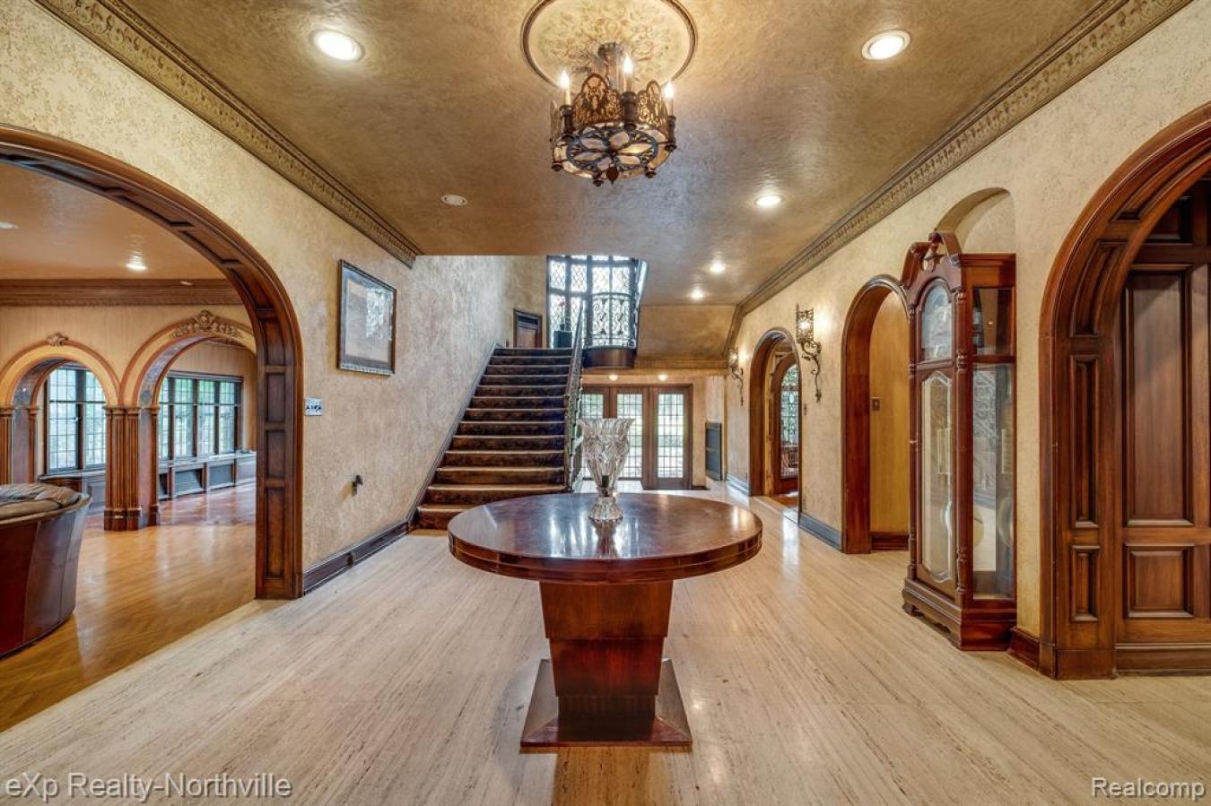 17325 Pontchartrain Boulevard, Detroit, Michigan, 48203, United States, 7 Bedrooms Bedrooms, ,4 BathroomsBathrooms,Residential,For Sale,17325 Pontchartrain Boulevard,1381183