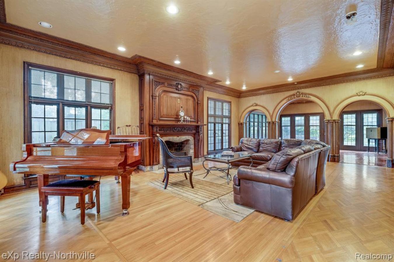 17325 Pontchartrain Boulevard, Detroit, Michigan, 48203, United States, 7 Bedrooms Bedrooms, ,4 BathroomsBathrooms,Residential,For Sale,17325 Pontchartrain Boulevard,1381183