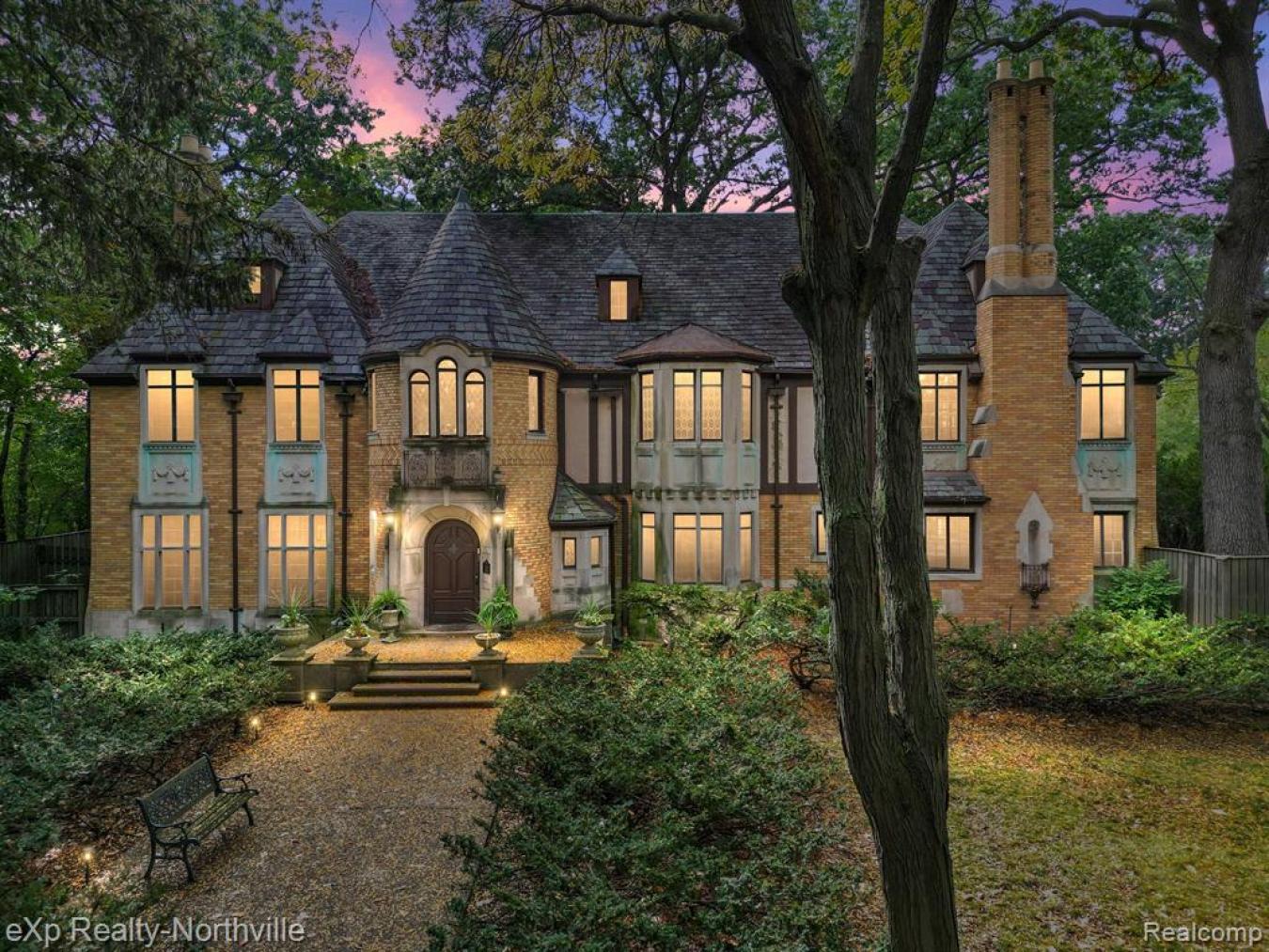 17325 Pontchartrain Boulevard, Detroit, Michigan, 48203, United States, 7 Bedrooms Bedrooms, ,4 BathroomsBathrooms,Residential,For Sale,17325 Pontchartrain Boulevard,1381183