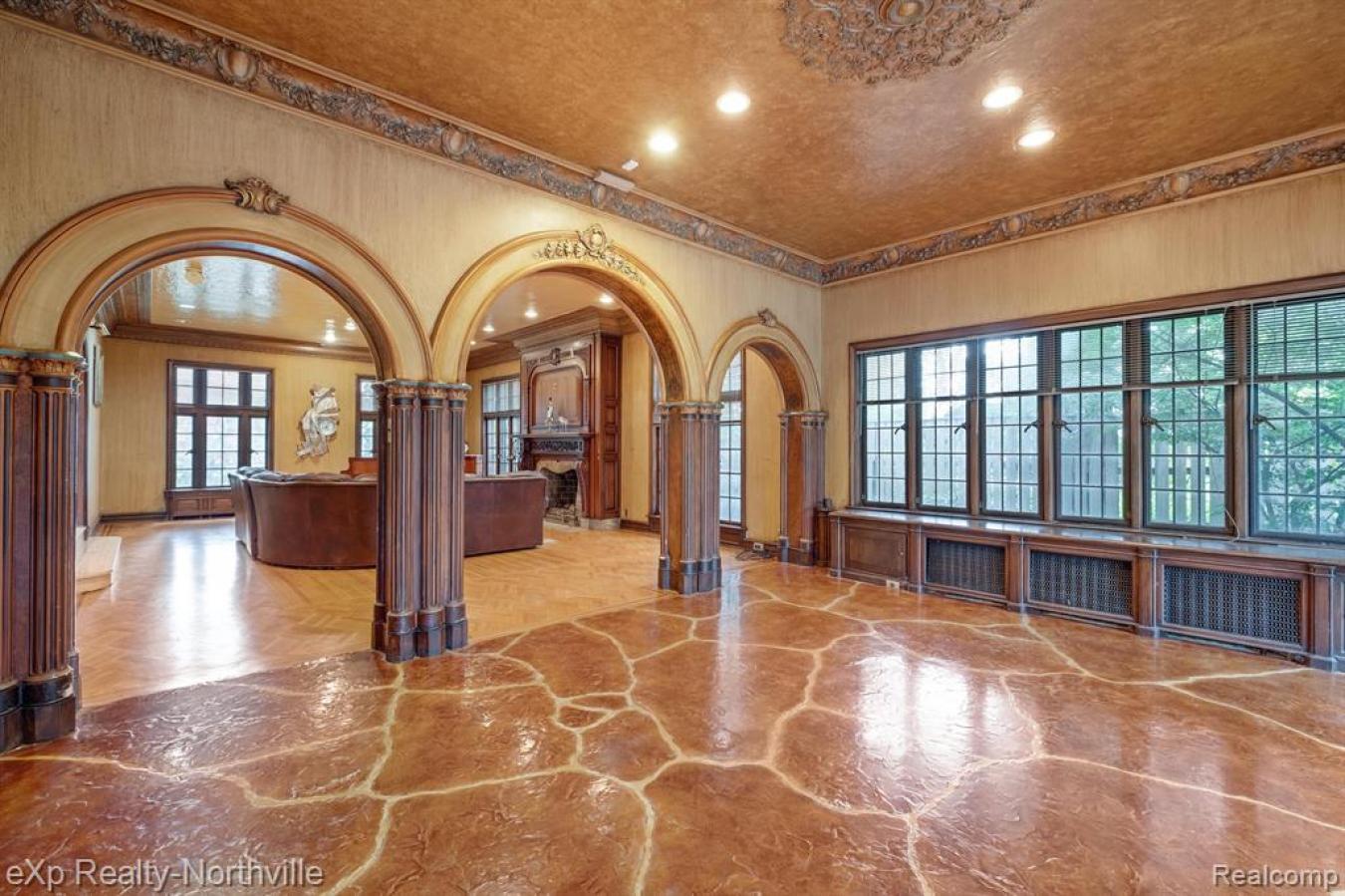 17325 Pontchartrain Boulevard, Detroit, Michigan, 48203, United States, 7 Bedrooms Bedrooms, ,4 BathroomsBathrooms,Residential,For Sale,17325 Pontchartrain Boulevard,1381183