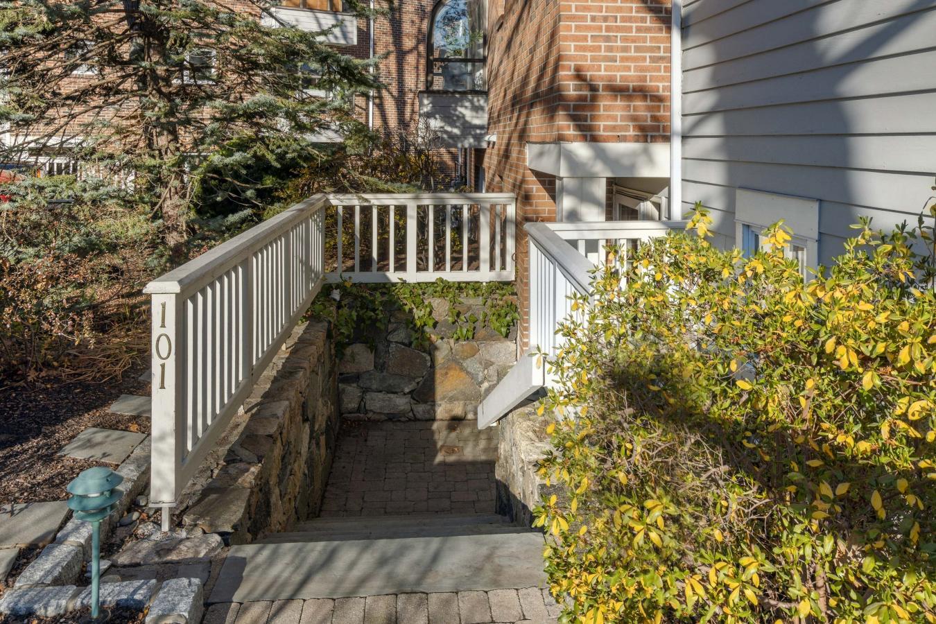 123 Harbor Drive, Stamford, Connecticut, 06902, United States, 2 Bedrooms Bedrooms, ,2 BathroomsBathrooms,Residential,For Sale,123 Harbor Drive,1415699