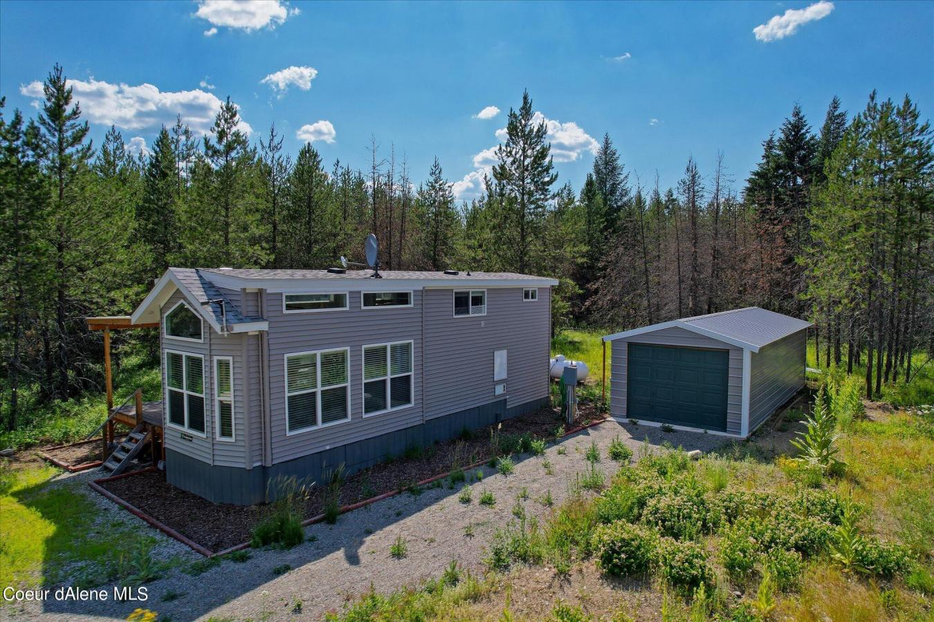 You simply must see this adorable tiny home with a shop tucked away on – image 3