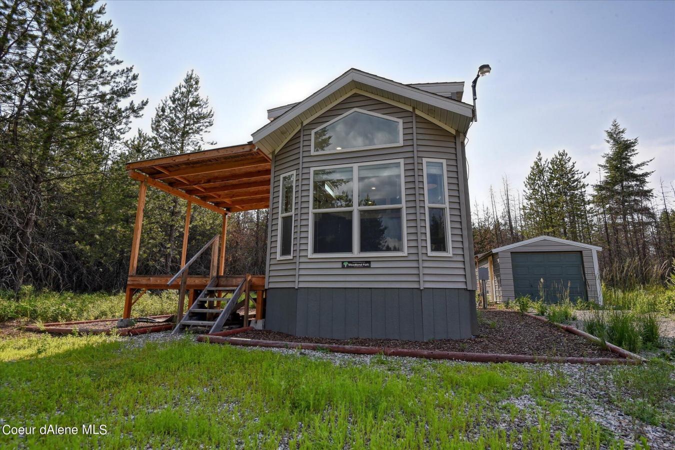 You simply must see this adorable tiny home with a shop tucked away on – image 4