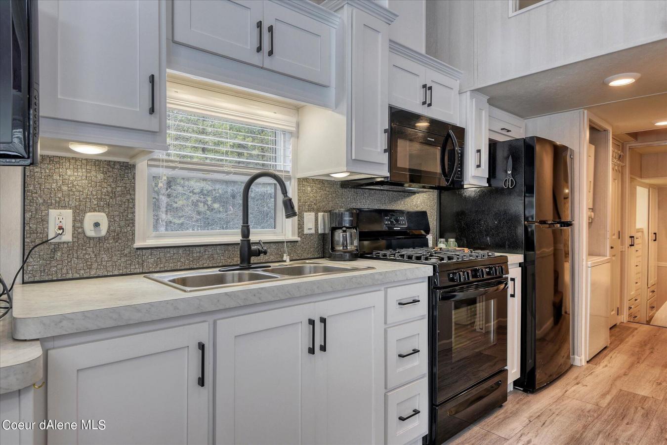 You simply must see this adorable tiny home with a shop tucked away on – image 7