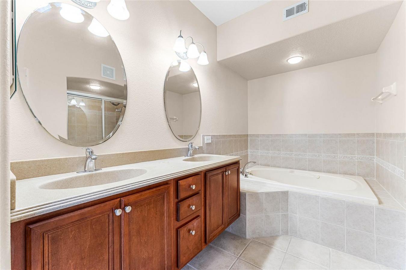 Great Location! Beautiful 4 level townhome in Baldwin Park Village Cen – image 18