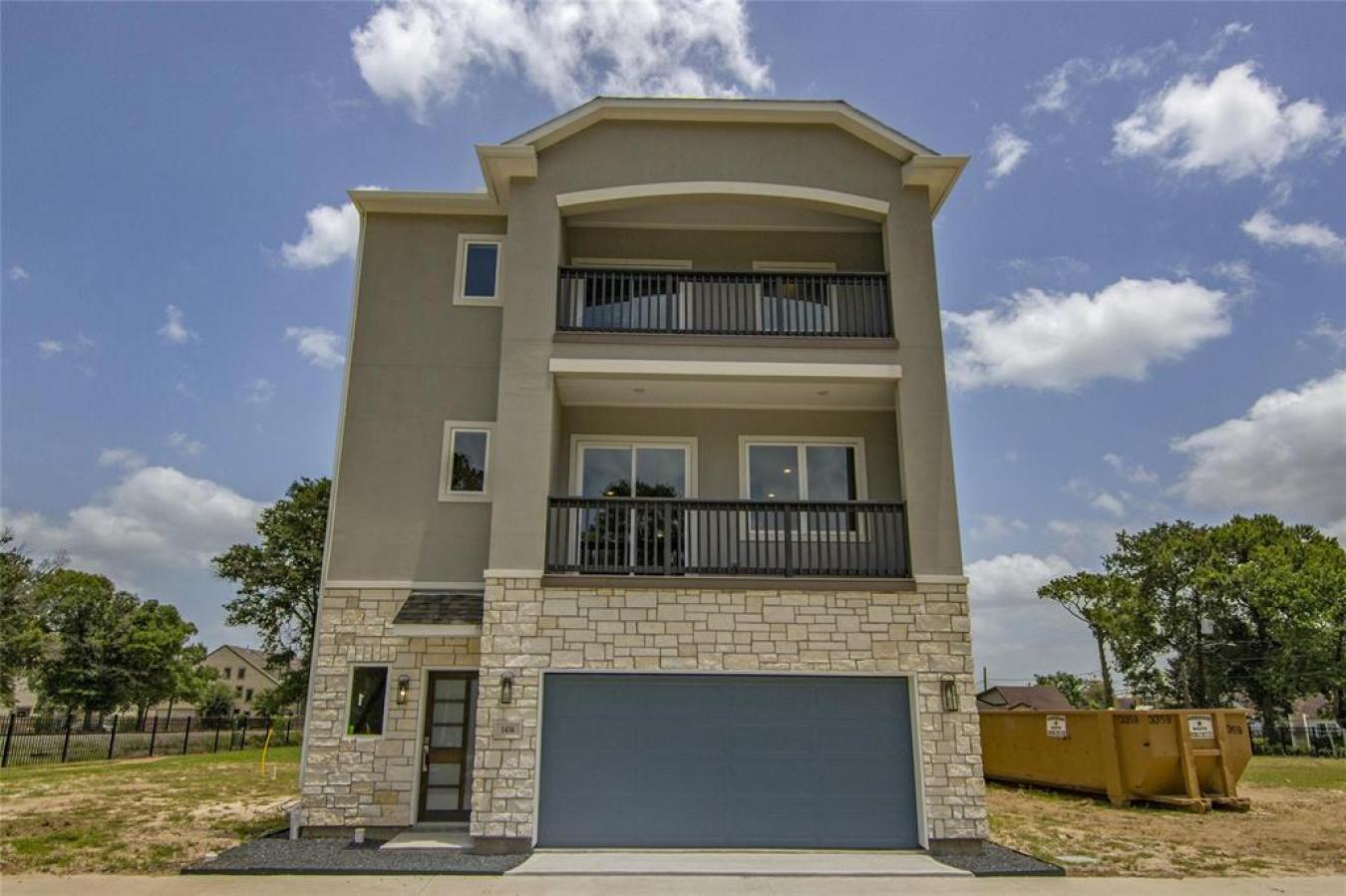 Introducing contemporary luxury living in a prestigious gated communit – image 1
