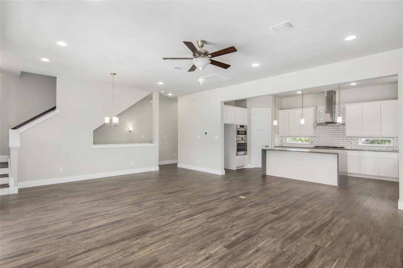 Introducing contemporary luxury living in a prestigious gated communit – image 12