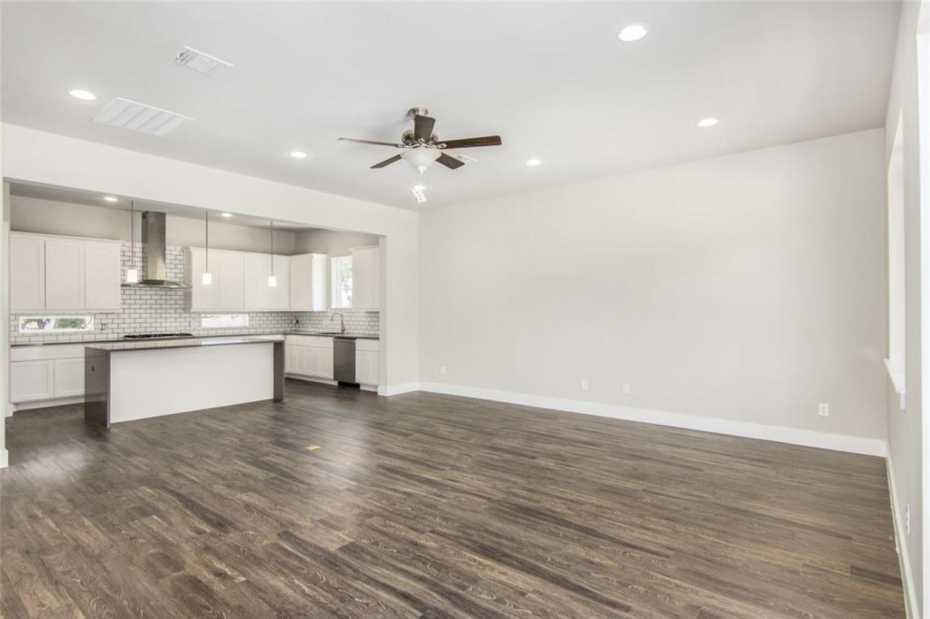 Introducing contemporary luxury living in a prestigious gated communit – image 13