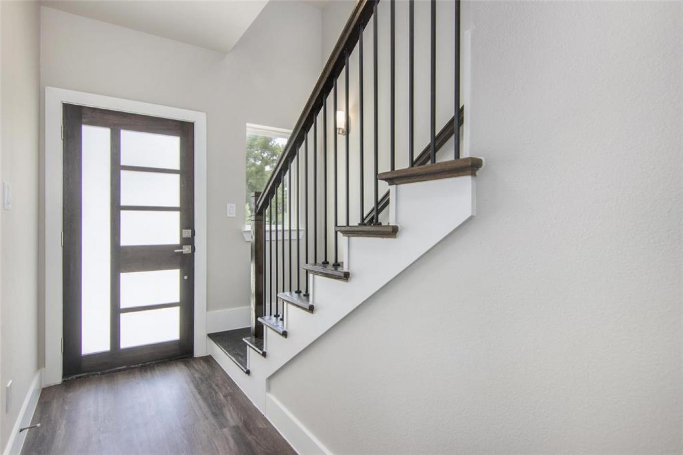 Introducing contemporary luxury living in a prestigious gated communit – image 4