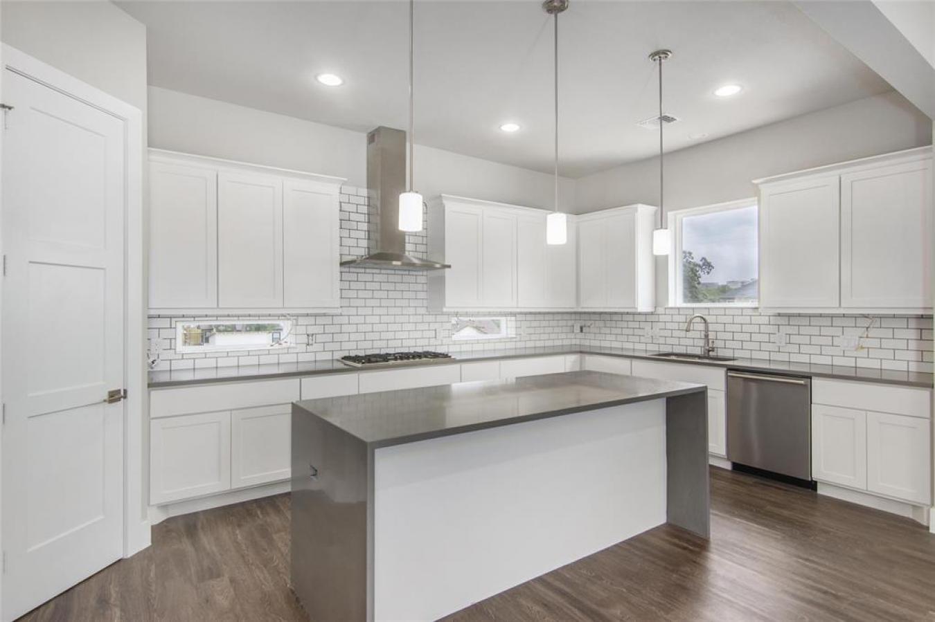 Introducing contemporary luxury living in a prestigious gated communit – image 9