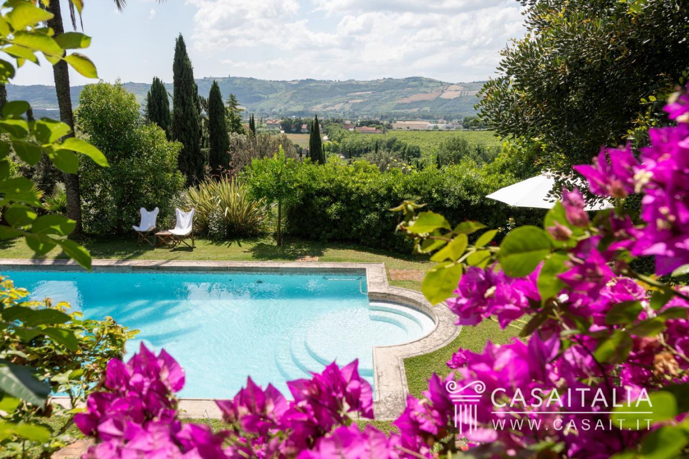 San Benedetto del Tronto, San Benedetto del Tronto, 63100, Italy, 11 Bedrooms Bedrooms, ,15 BathroomsBathrooms,Residential,For Sale,San Benedetto del Tronto,1484563