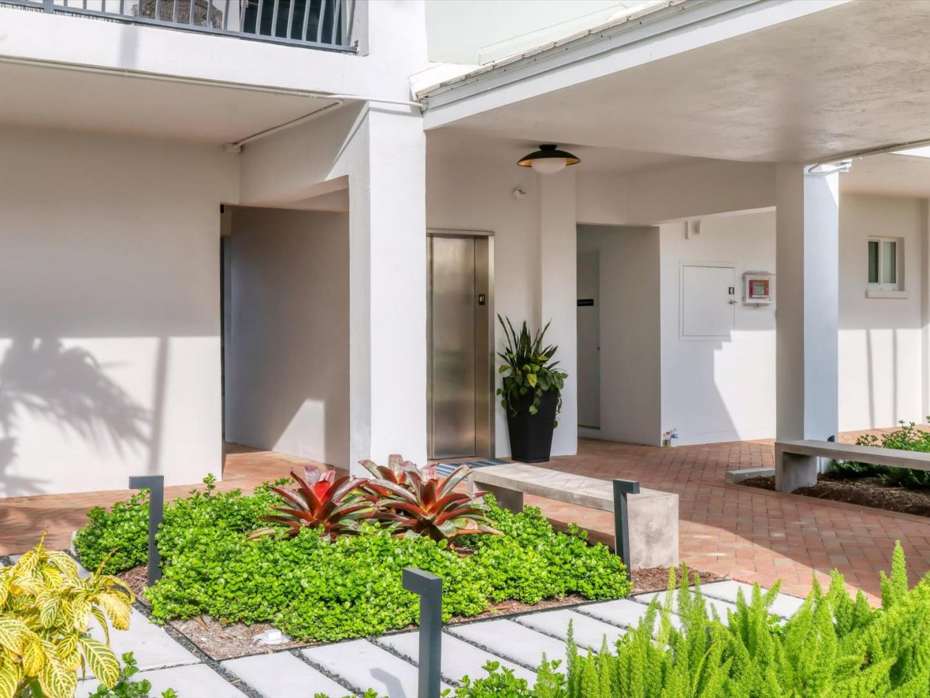 226 Golden Gate Point, Sarasota, Florida, 34236, United States, 2 Bedrooms Bedrooms, ,2 BathroomsBathrooms,Residential,For Sale,226 Golden Gate Point,1485037