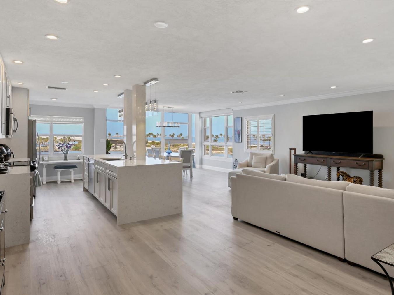 226 Golden Gate Point, Sarasota, Florida, 34236, United States, 2 Bedrooms Bedrooms, ,2 BathroomsBathrooms,Residential,For Sale,226 Golden Gate Point,1485037