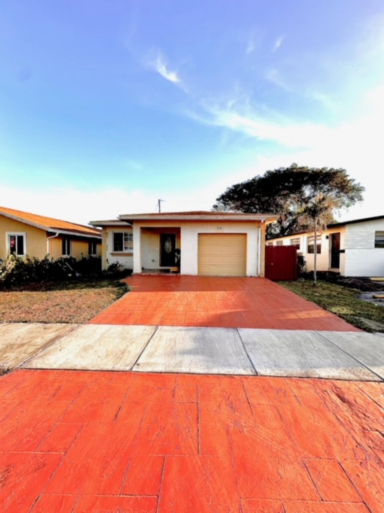 Embrace the essence of coastal and family living in this captivating 3 – image 1