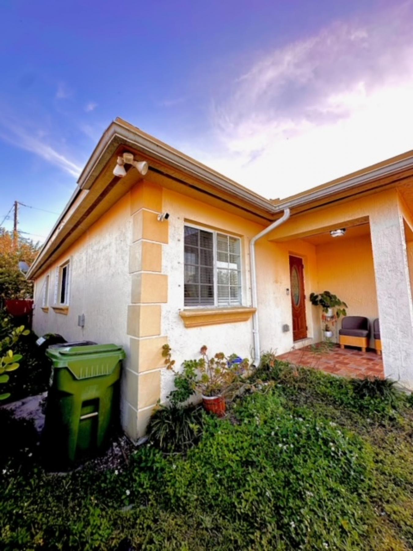 Embrace the essence of coastal and family living in this captivating 3 – image 3