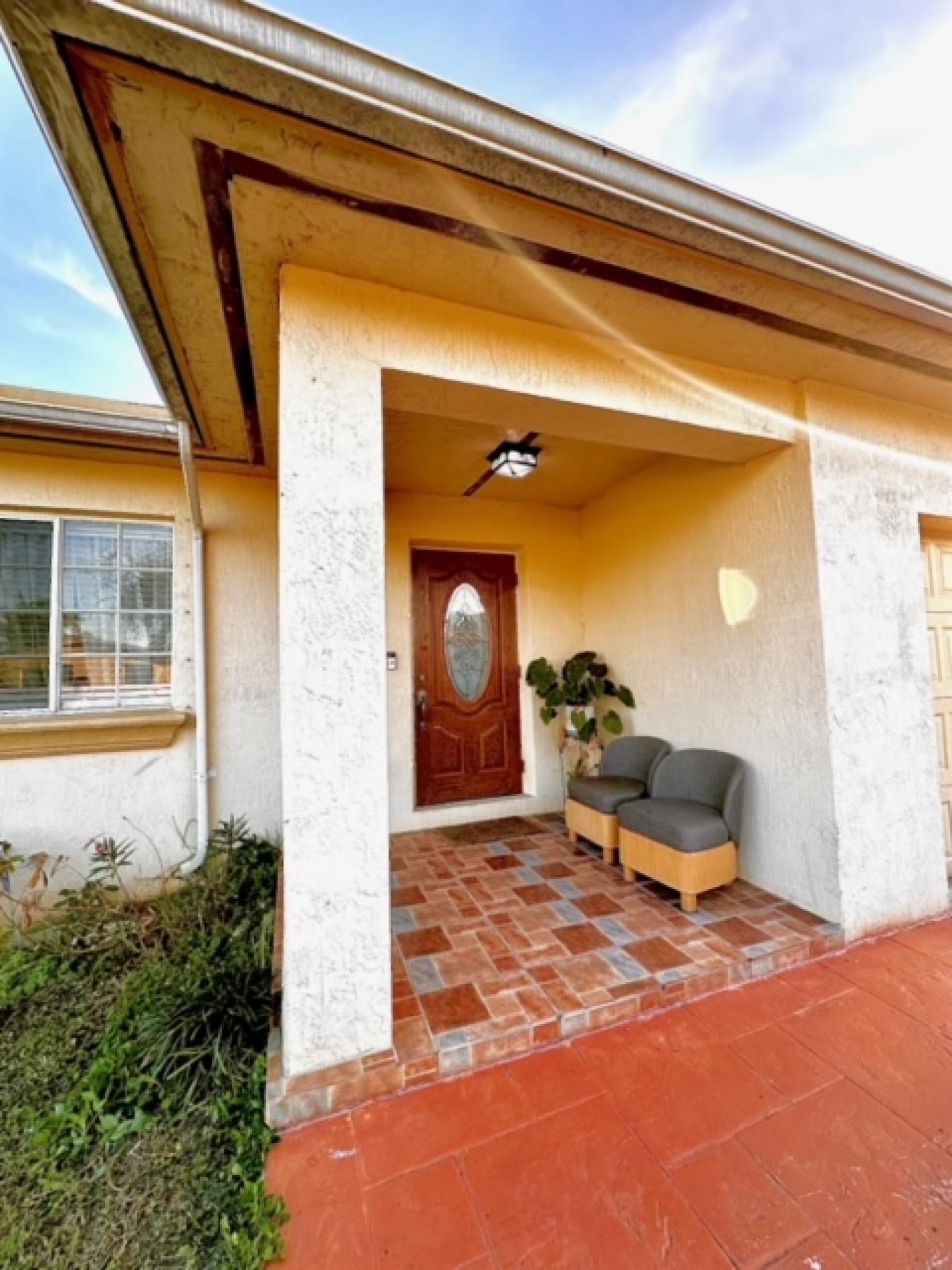 Embrace the essence of coastal and family living in this captivating 3 – image 4