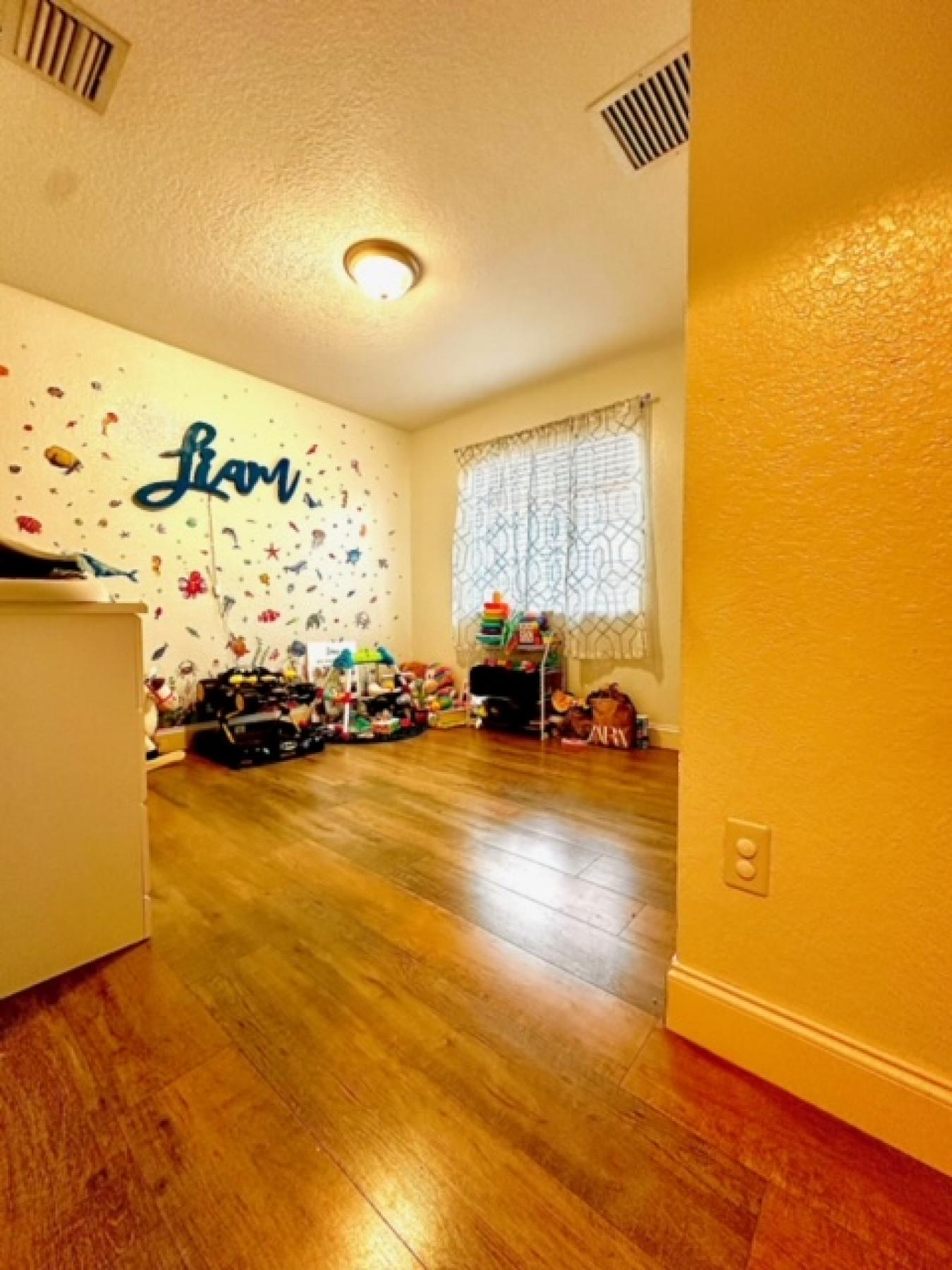 Embrace the essence of coastal and family living in this captivating 3 – image 7
