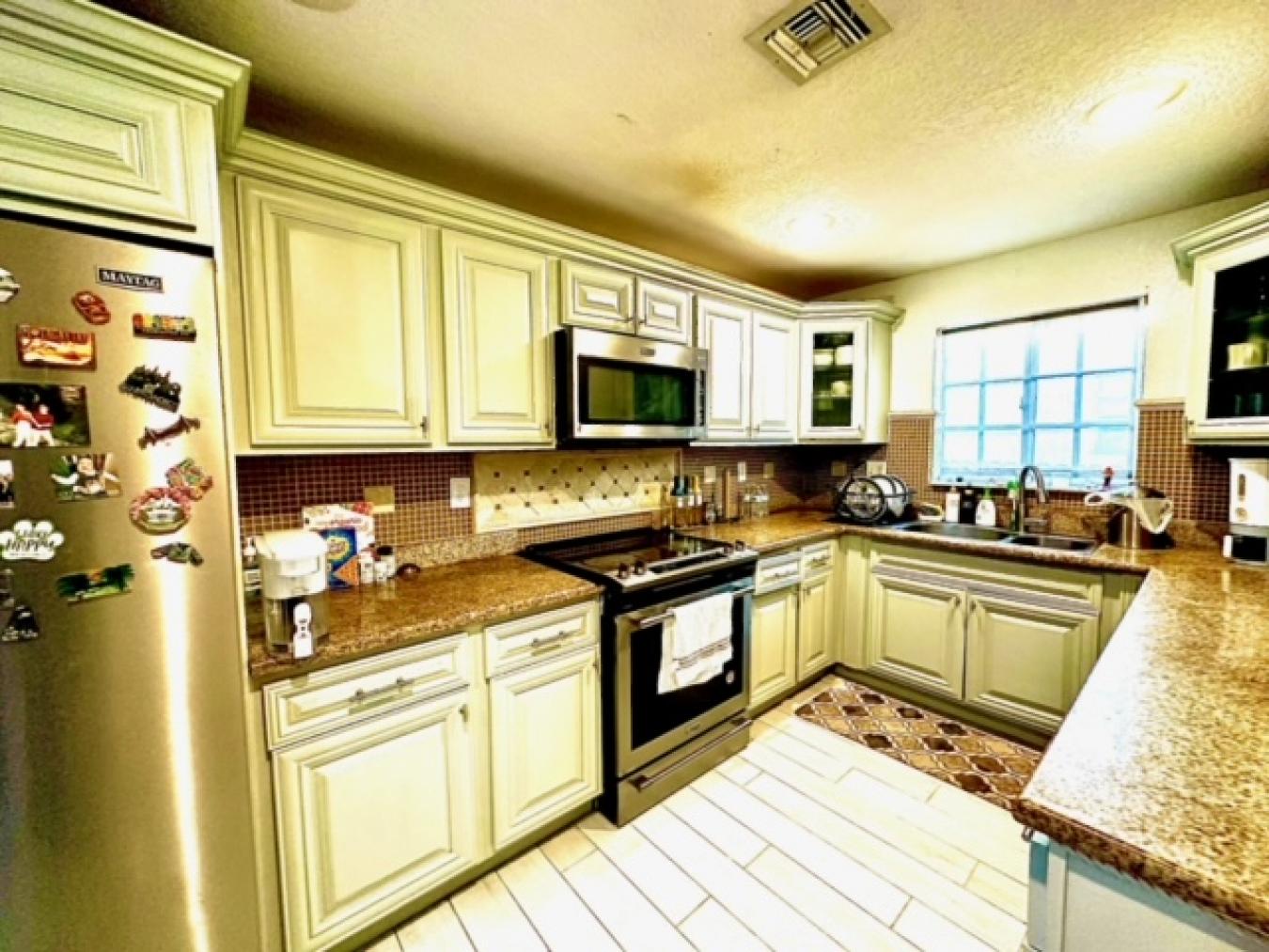 Embrace the essence of coastal and family living in this captivating 3 – image 16