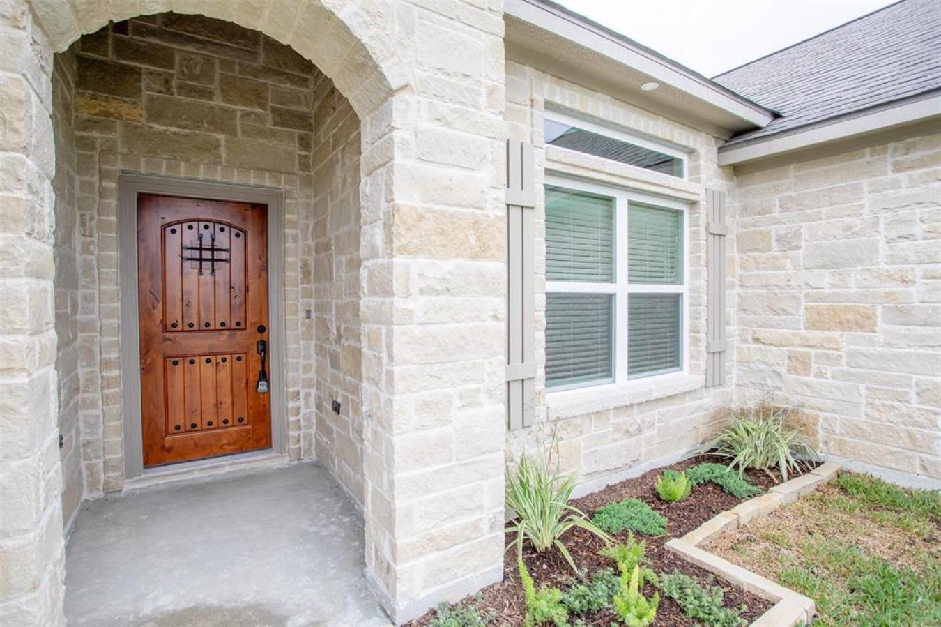 Welcome to your dream home! This brand new masterpiece boasts 4 bedroo – image 3