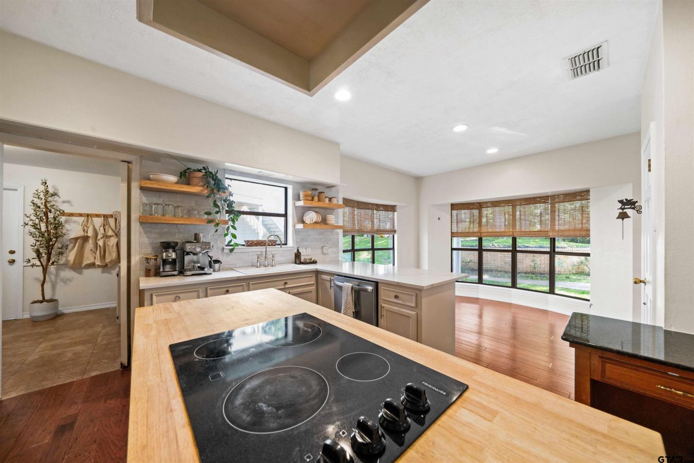 3000 Houston Street, Kilgore, TX, 75662, United States, 5 Bedrooms Bedrooms, ,3 BathroomsBathrooms,Residential,For Sale,3000 Houston Street,1533746