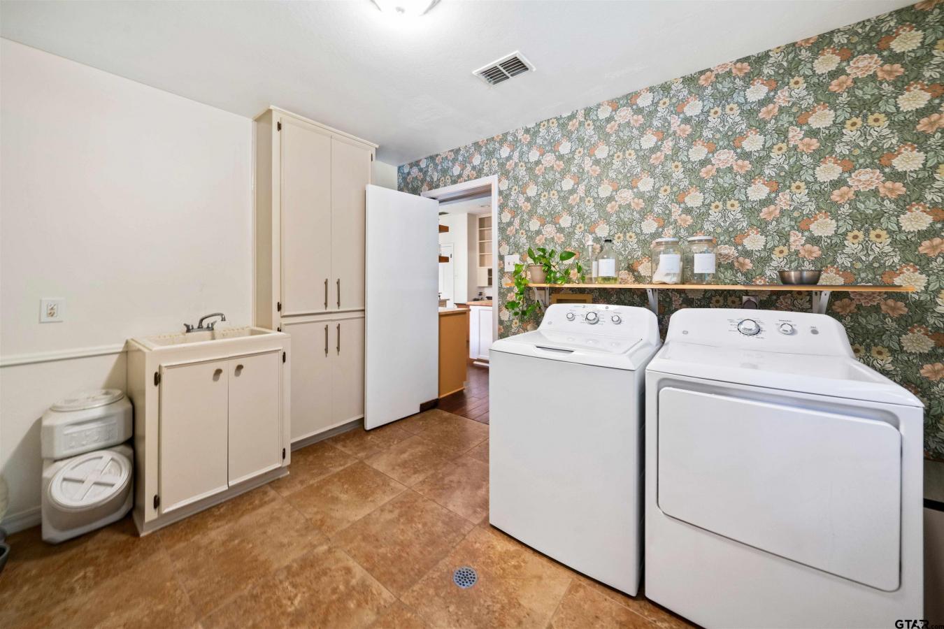 3000 Houston Street, Kilgore, TX, 75662, United States, 5 Bedrooms Bedrooms, ,3 BathroomsBathrooms,Residential,For Sale,3000 Houston Street,1533746