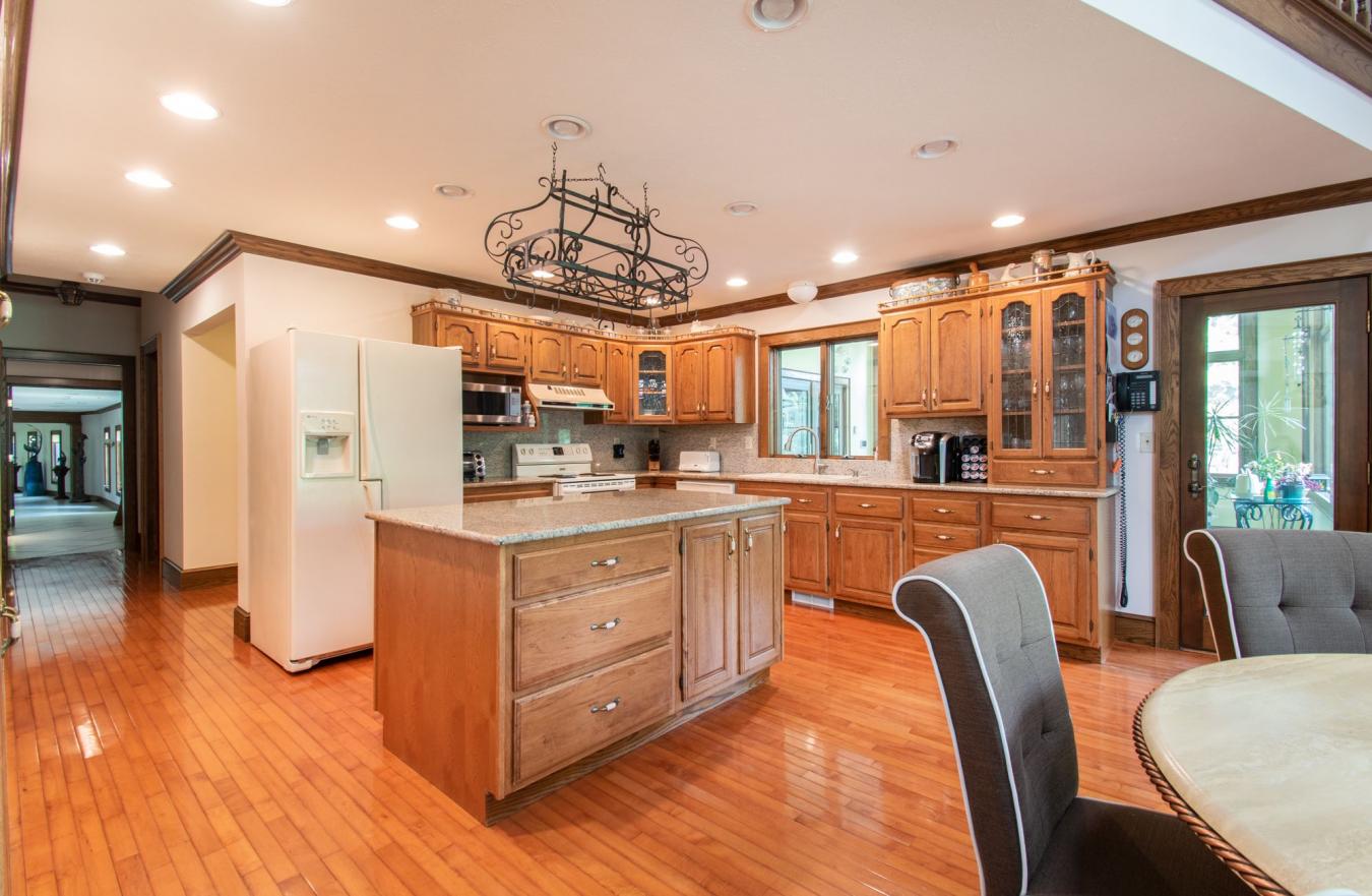 347 State Route 14, Columbiana Ohio, OH, 44408, United States, 9 Bedrooms Bedrooms, ,5 BathroomsBathrooms,Residential,For Sale,347 State Route 14,1536447