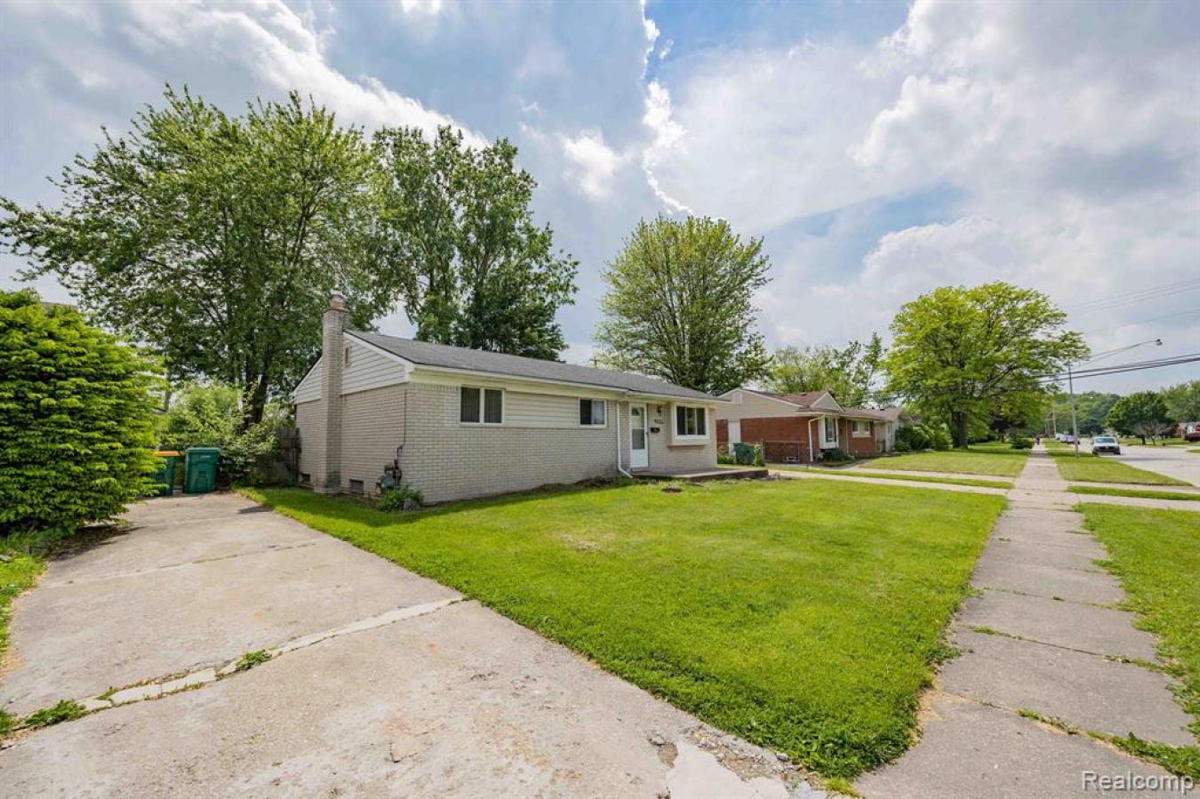 WELCOME HOME TO THIS BRICK RANCH FOR SALE IN THE OAK BROOK SUBDIVISION – image 2