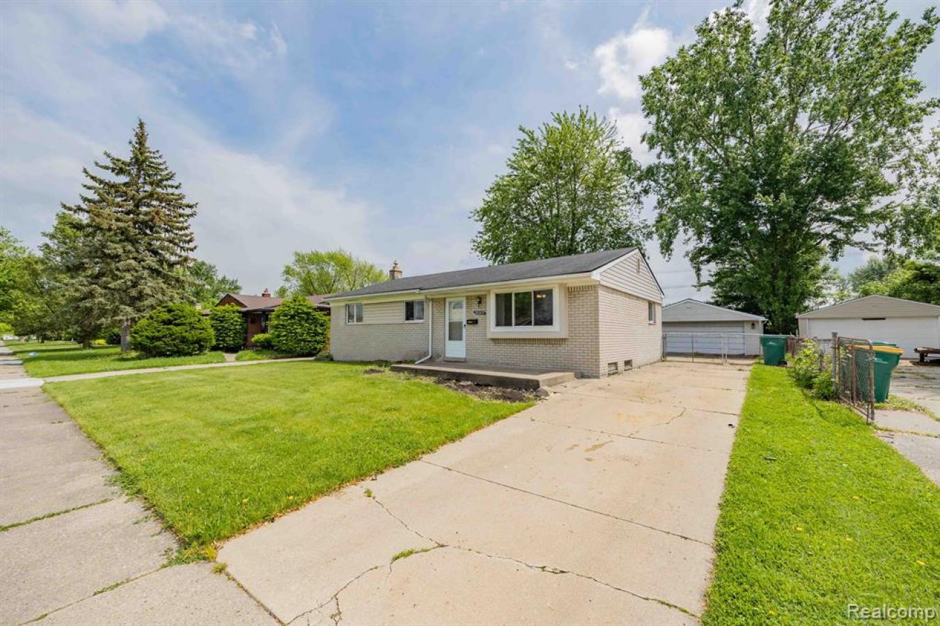 WELCOME HOME TO THIS BRICK RANCH FOR SALE IN THE OAK BROOK SUBDIVISION – image 3