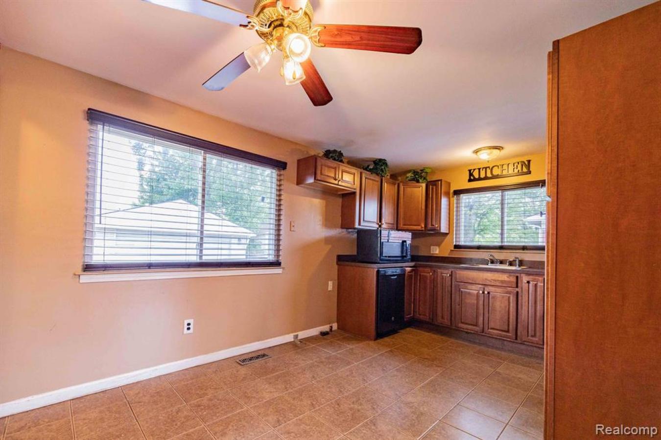 WELCOME HOME TO THIS BRICK RANCH FOR SALE IN THE OAK BROOK SUBDIVISION – image 8