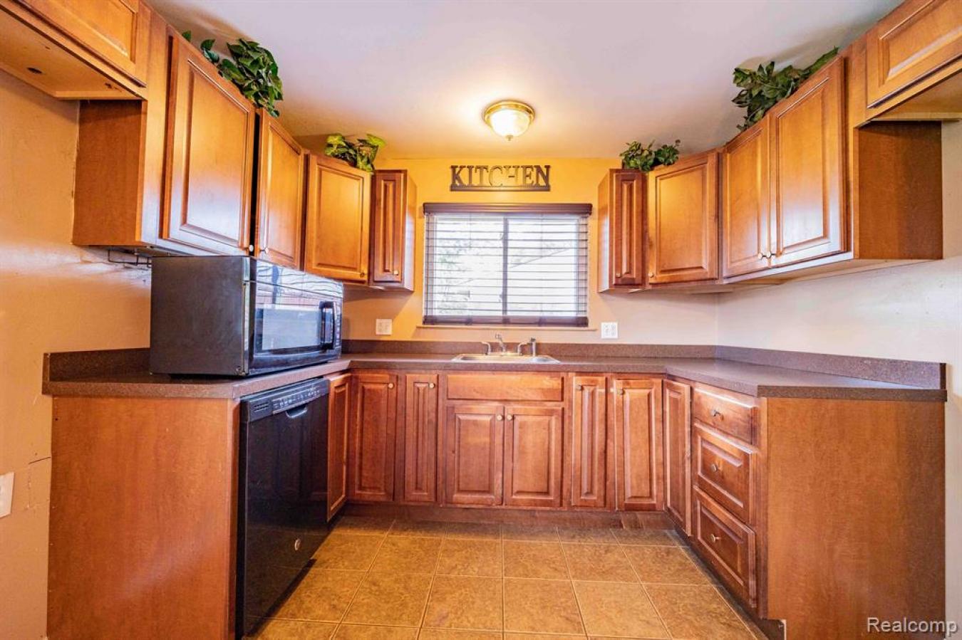 WELCOME HOME TO THIS BRICK RANCH FOR SALE IN THE OAK BROOK SUBDIVISION – image 9