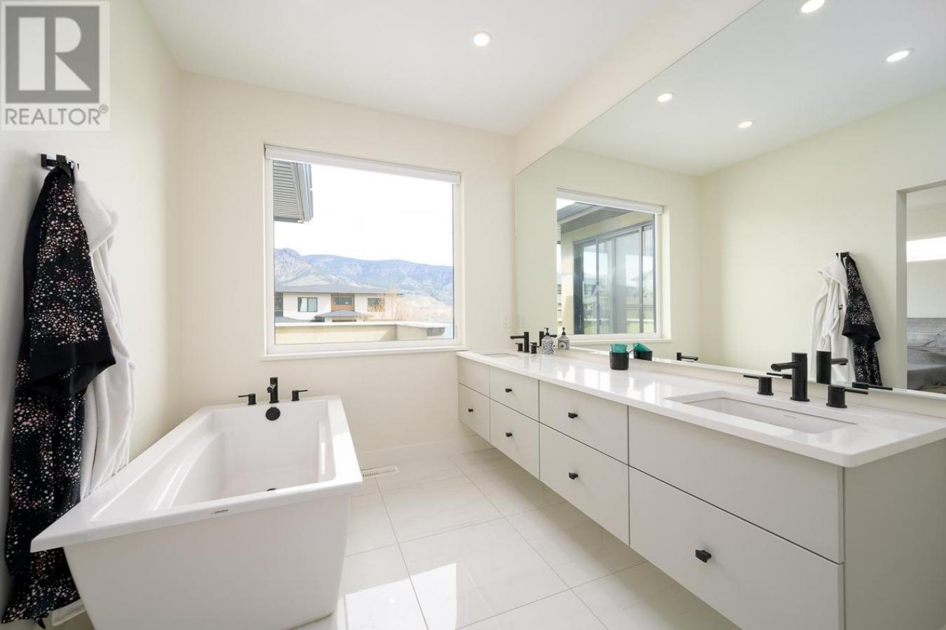 216 HOLLOWAY DRIVE, Tobiano, BC, V1S0B3, Canada, 6 Bedrooms Bedrooms, ,Residential,For Sale,216 HOLLOWAY DRIVE,1548309