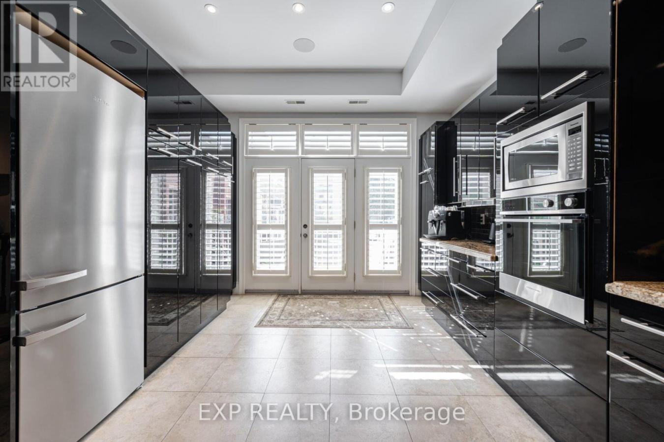 7 - 120 BRONTE ROAD W, Oakville, ON, L6L3C1, Canada, 3 Bedrooms Bedrooms, ,4 BathroomsBathrooms,Residential,For Sale,7 - 120 BRONTE ROAD W,1567179