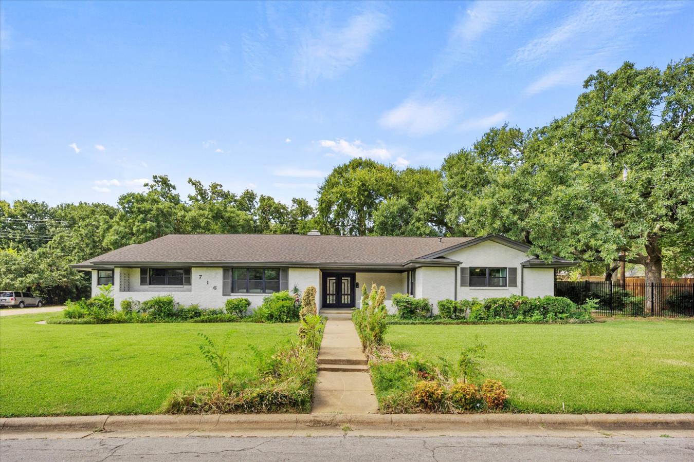 716 Koen Lane, Euless, TX, 76040, United States, 5 Bedrooms Bedrooms, ,4 BathroomsBathrooms,Residential,For Sale,716 Koen Lane,1568973