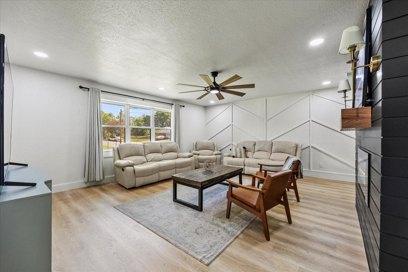 716 Koen Lane, Euless, TX, 76040, United States, 5 Bedrooms Bedrooms, ,4 BathroomsBathrooms,Residential,For Sale,716 Koen Lane,1568973