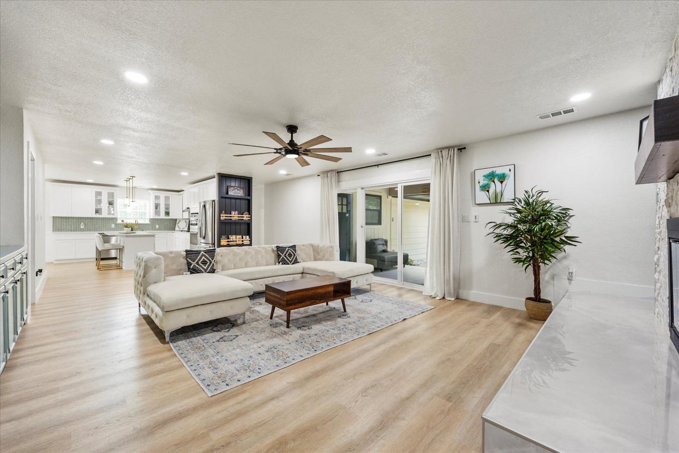 716 Koen Lane, Euless, TX, 76040, United States, 5 Bedrooms Bedrooms, ,4 BathroomsBathrooms,Residential,For Sale,716 Koen Lane,1568973