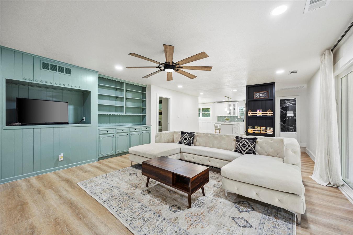 716 Koen Lane, Euless, TX, 76040, United States, 5 Bedrooms Bedrooms, ,4 BathroomsBathrooms,Residential,For Sale,716 Koen Lane,1568973