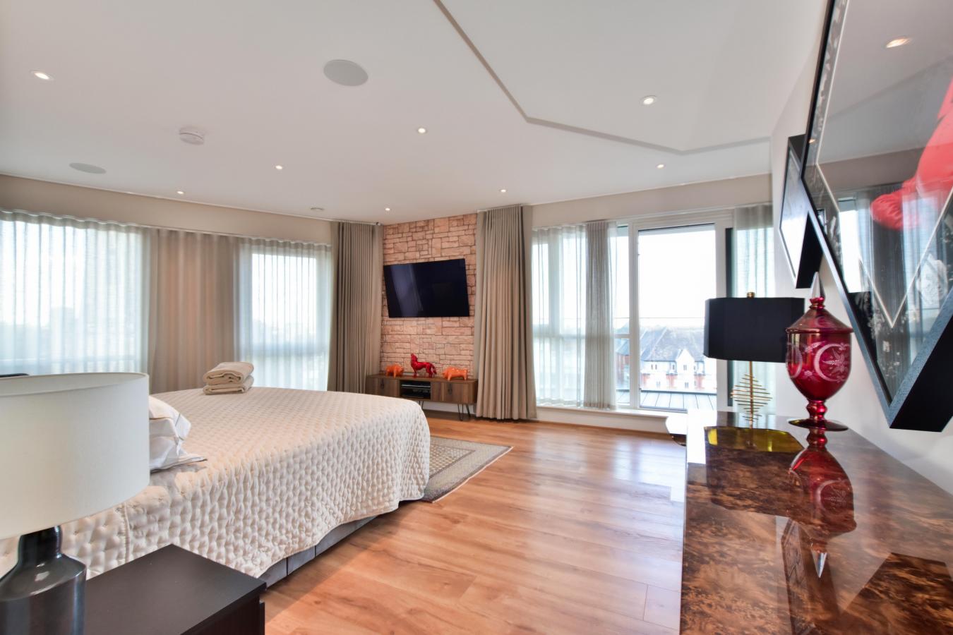 Flat 28 Quartz House, 12 New Broadway, Dickens Yard, London, W5 2XA, United Kingdom, 6 Bedrooms Bedrooms, ,5 BathroomsBathrooms,Residential,For Sale,Flat 28 Quartz House, 12 New Broadway,1595585