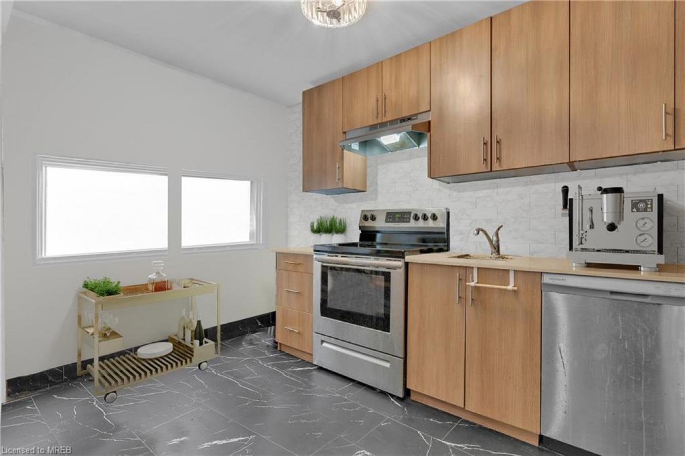 44 Mary Street, Brantford, ON, N3S 3B1, Canada, 7 Bedrooms Bedrooms, ,4 BathroomsBathrooms,Residential,For Sale,44 Mary Street,1601222