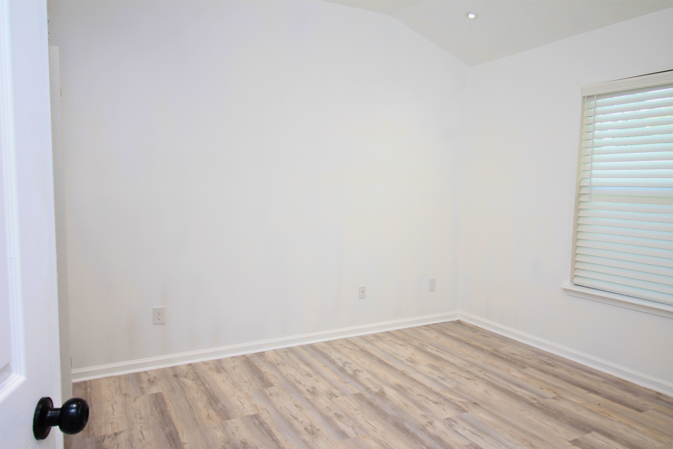 Welcome to your dream home-an impeccably remodeled 4-bedroom, 3-bathro – image 12