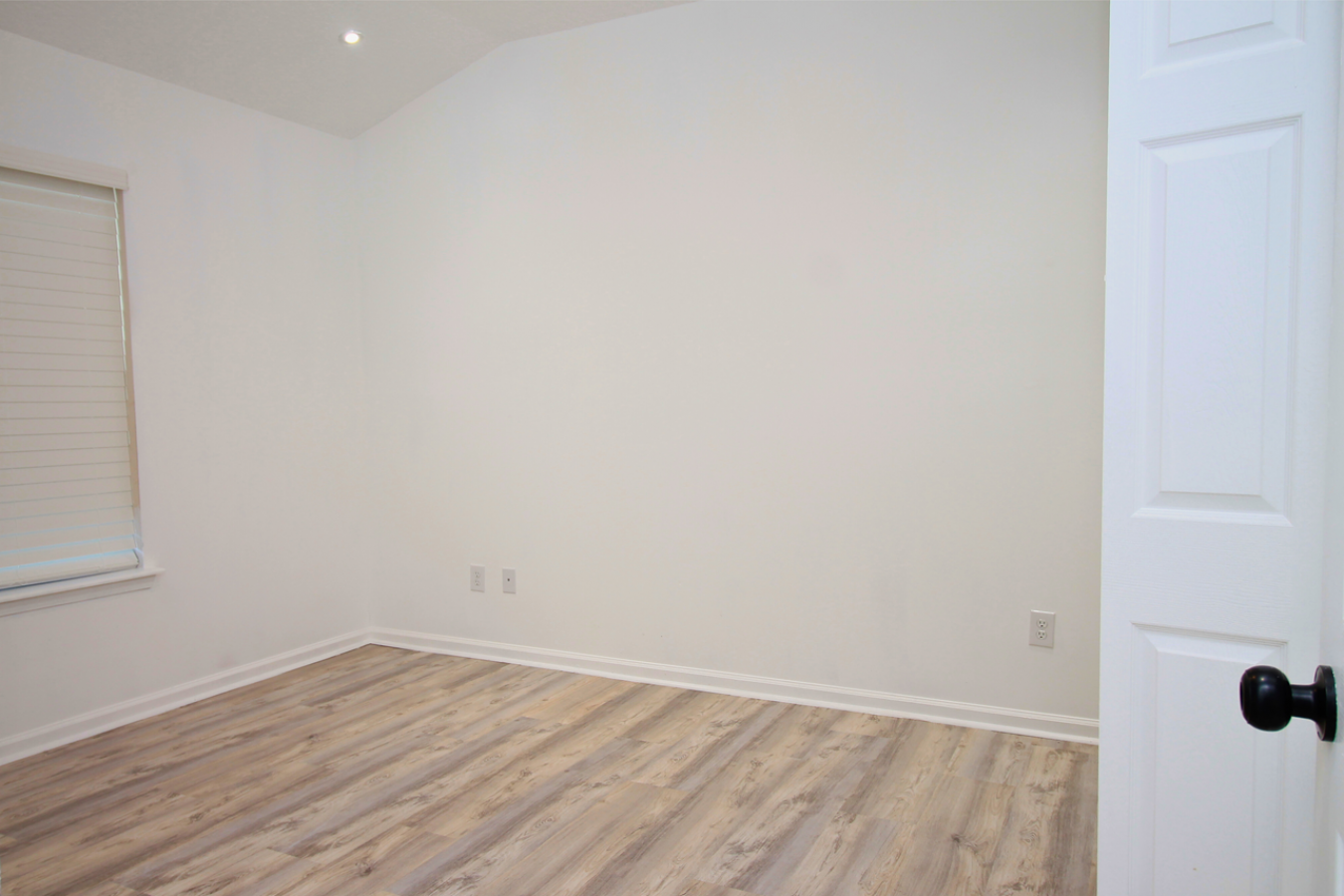Welcome to your dream home-an impeccably remodeled 4-bedroom, 3-bathro – image 15