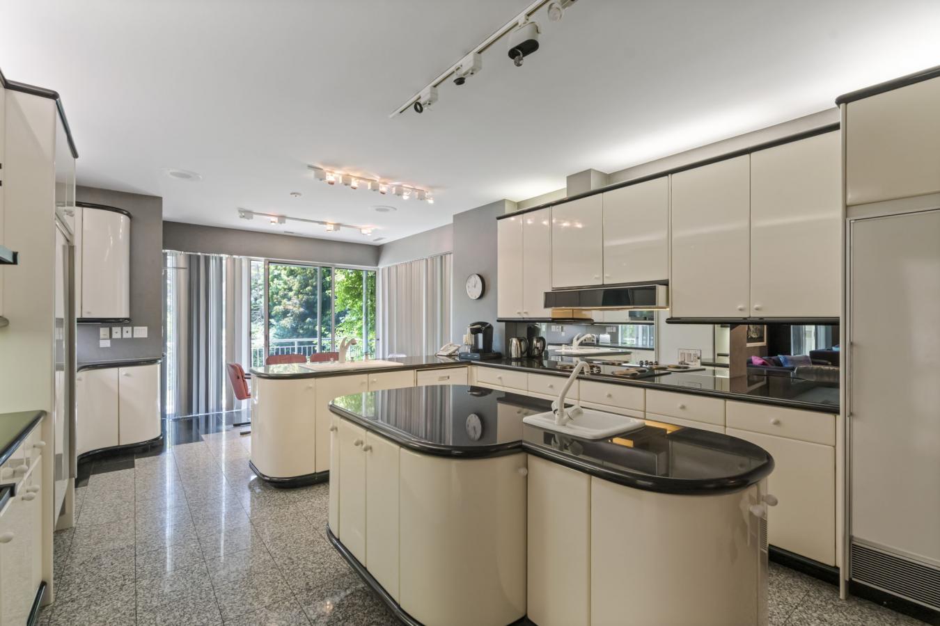 50 Park Lane Circ, Toronto, ON, M3C 2N2, Canada, 8 Bedrooms Bedrooms, ,16 BathroomsBathrooms,Residential,For Sale,50 Park Lane Circ,1640992